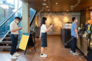 Xếp hàng chờ quét mã QR