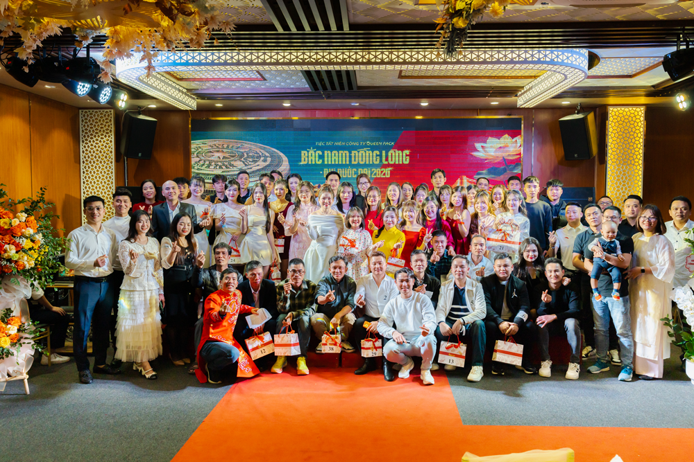 Anh-tap-the-nhan-vien-cong-ty-Queen-Pack-Tiec-tat-nien-2026