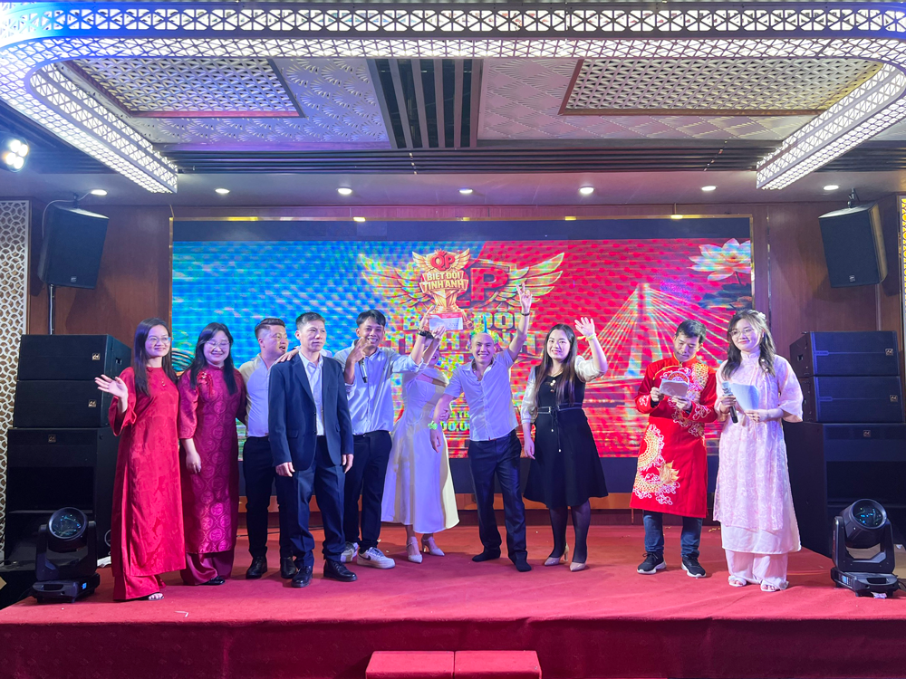 Trao giải trò chơi teambuilding - Giải Biệt Đội Tinh Anh trị giá 3 triệu đồng