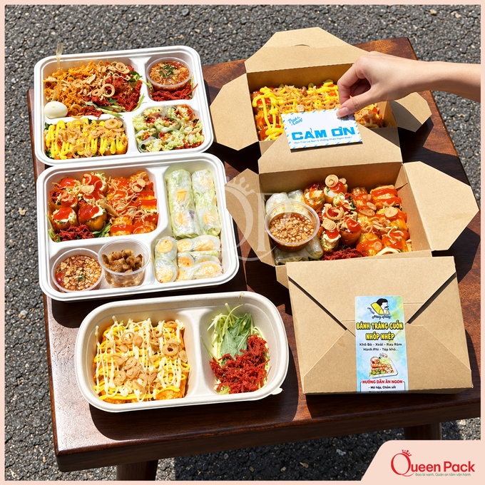 Hộp đựng đồ ăn vặt dán tem logo cho quán F&B takeaway.