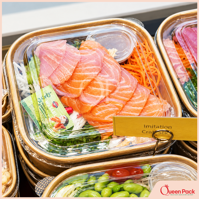 Tô Kraft vuông 1000ml đựng sashimi cá hồi tươi, rau củ và sốt ăn kèm, phần topping được xếp đầy đặn và bắt mắt.